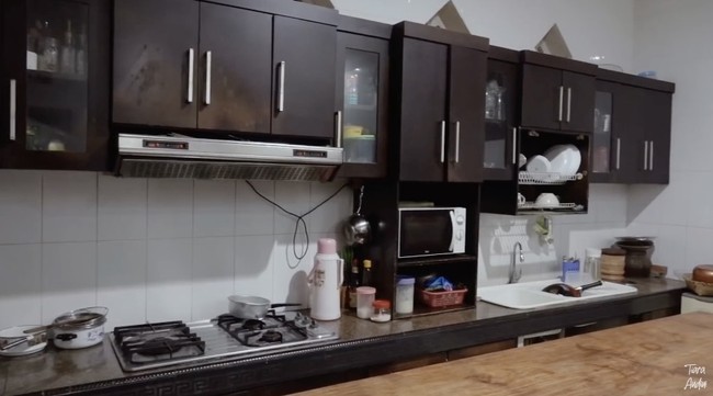 Dapur cenderung hadir dengan desain modern. Kitchen set lengkap dengan kompor semi induksi. (Foto: YouTube/Tiara Andini)