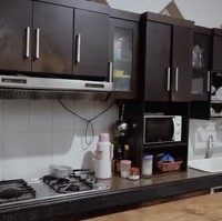 Dapur cenderung hadir dengan desain modern. Kitchen set lengkap dengan kompor semi induksi. (Foto: YouTube/Tiara Andini)