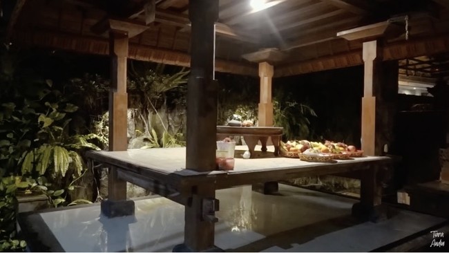Sebagaimana laiknya rumah di Bali, rumah perempuan yang bernama asli Ni Luh Ketut Mahalini Ayu Raharja ini juga terdiri dari beberapa bale. (Foto: YouTube/Tiara Andini)
