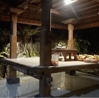 Sebagaimana laiknya rumah di Bali, rumah perempuan yang bernama asli Ni Luh Ketut Mahalini Ayu Raharja ini juga terdiri dari beberapa bale. (Foto: YouTube/Tiara Andini)