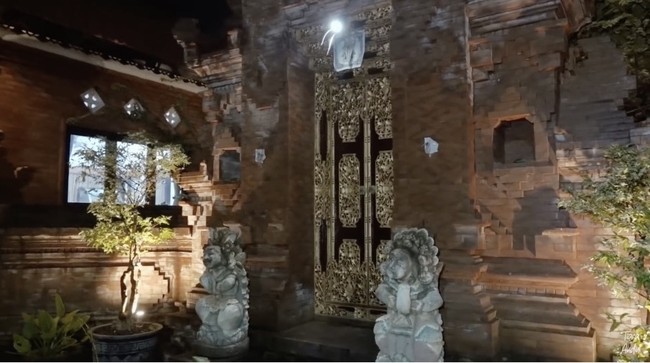 Seperti rumah Bali kebanyakan, bagian depannya berbentuk gerbang pura dengan ukiran keemasan. (Foto: YouTube/Tiara Andini)