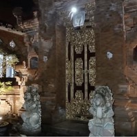 Seperti rumah Bali kebanyakan, bagian depannya berbentuk gerbang pura dengan ukiran keemasan. (Foto: YouTube/Tiara Andini)