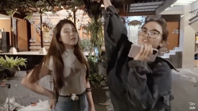 Rumah Mahalini Raharja di Bali kental dengan arsitektur tradisional. Rekannya sesama kontestan Indonesian Idol musim ke-10, Tiara Andini, sempat menjadikan rumah tersebut konten untuk YouTube-nya. (Foto: YouTube/Tiara Andini)