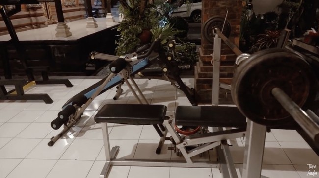 Di rumah Malini juga terdapat mini gym. Rumah indah, tubuh juga sehat. (Foto: YouTube/Tiara Andini)