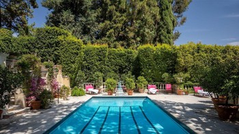 Rumah tersebut memiliki dua kolam renang, ini kolam renang utamanya. Sang aktris pemiliknya sudah meninggal dunia beberapa waktu silam. Rumah ini dibangun pada tahun 1928. Foto: Hilton Hyland