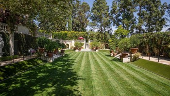 Halamannya yang super luas. Sang pemilik baru, menjadi salah satu pendiri Tinder pada tahun 2012 yang kemudian sukses besar. Foto: Hilton Hyland