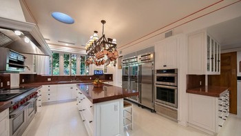 Penampakan bagian dapurnya yang lega dan mewah. Pada tahun 2017, Rad meninggalkan Tinder karena bertikai dengan induk perusahaan itu. Foto: Hilton Hyland