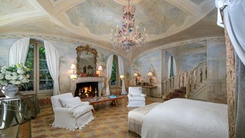 Kamar tidur utamanya yang berkelas. Foto: Hilton Hyland