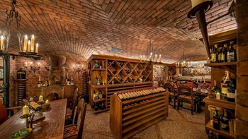 Ada pula ruang untuk menyimpan anggur. Foto: Hilton Hyland