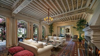 Salah satu ruang tamu yang ada di rumah sang pendiri Tinder. Foto: Hilton Hyland