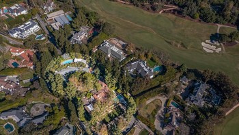 Rumah super mewah ini berlokasi di Bel Air, kawasan sangat elit di Los Angeles. Pemiliknya, Yvette Mimieux, menjualnya senilai USD 50 juta tapi laku USD 35 juta ke tangan Sean Rad, pendiri situs kencan Tinder. Foto: Hilton Hyland