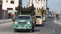 Anggota Brigade Al-Quds, sayap militer gerakan Jihad Islam mengikuti pawai militer di jalan-jalan Rafah, Gaza, Rabu, (24/8/2022).