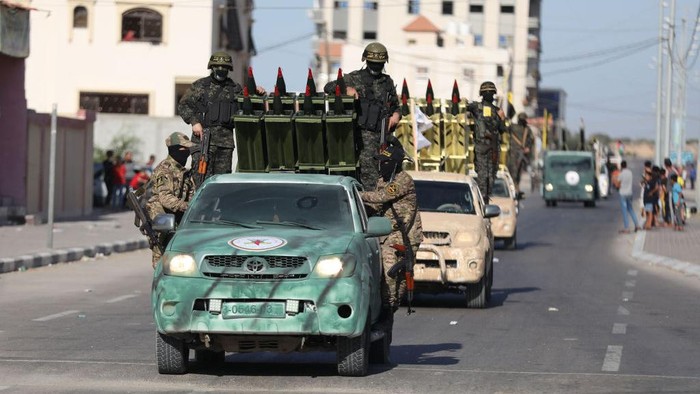 Saat Pasukan Jihad Islam Palestina Pamer Kekuatan Militer RAFAH, GAZA - AUGUST 24: Members of Al-Quds Brigades, the military wing of Islamic Jihad movement ake part in a military parade in the streets of Rafah, Gaza on August 24, 2022. (Photo by Mustafa Hassona/Anadolu Agency via Getty Images)