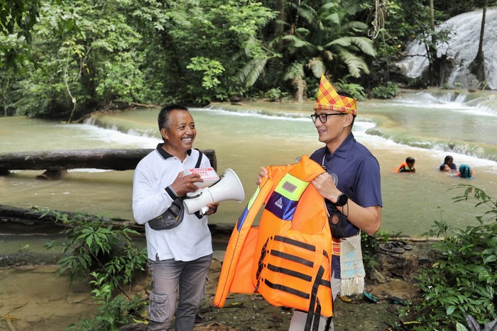 Sandiaga Beri Bantuan Alat Keselamatan