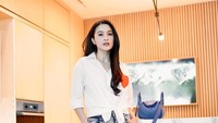 Saat memamerkan foto OOTD, Sandra Dewi kerap memilih dapur sebagai spot favorit. Terlihat dapurnya didominasi warna cokelat, emas, dan silver.