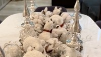 Meja makannya senada dengan meja dapur yaitu marmer putih dan silver. Saat Natal, Sandra Dewi melengkapinya dengan pernak-pernik senada yang memeriahkan suasana.