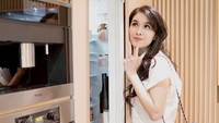 Senyum bahagia, Sandra Dewi lagi pamer kulkas di balik tubuhnya. Ia bilang sejak pandemi Covid-19, dirinya makin bersahabat dengan kulkas.