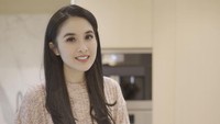 Begini potret Sandra Dewi saat sedang mengolah sarang burung di dapurnya. Ia mengonsumsi sarang burung sebagai makanan penambah daya tahan tubuh di tengah pandemi Covid-19.