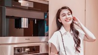 Foto ini menunjukkan kulkas tersembunyi milik Sandra Dewi. Saat dilihat dari luar seolah menyatu dengan panel kayu, tapi ternyata merupakan sebuah kulkas. Keren ya?
