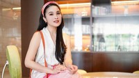Di usia 39 tahun, Sandra Dewi terlihat awet muda. Mengenakan pakaian dan aksesoris berwarna cerah, tampilannya pun kian glowing!
