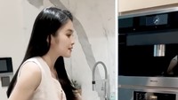 Oven milik Sandra Dewi diketahui merek Miele. Berasal dari Jerman, alat dapur ini tergolong premium dan berkualitas.