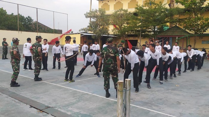Santri Al Mukmin Ngruki, Sukoharjo mengikuti materi wawasan kebangsaan yang diadakan oleh Kodim Sukoharjo.