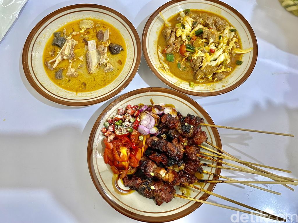 Warung makan Sate Keroncong yang tersembunyi di dekat Pasar Jatinegara.