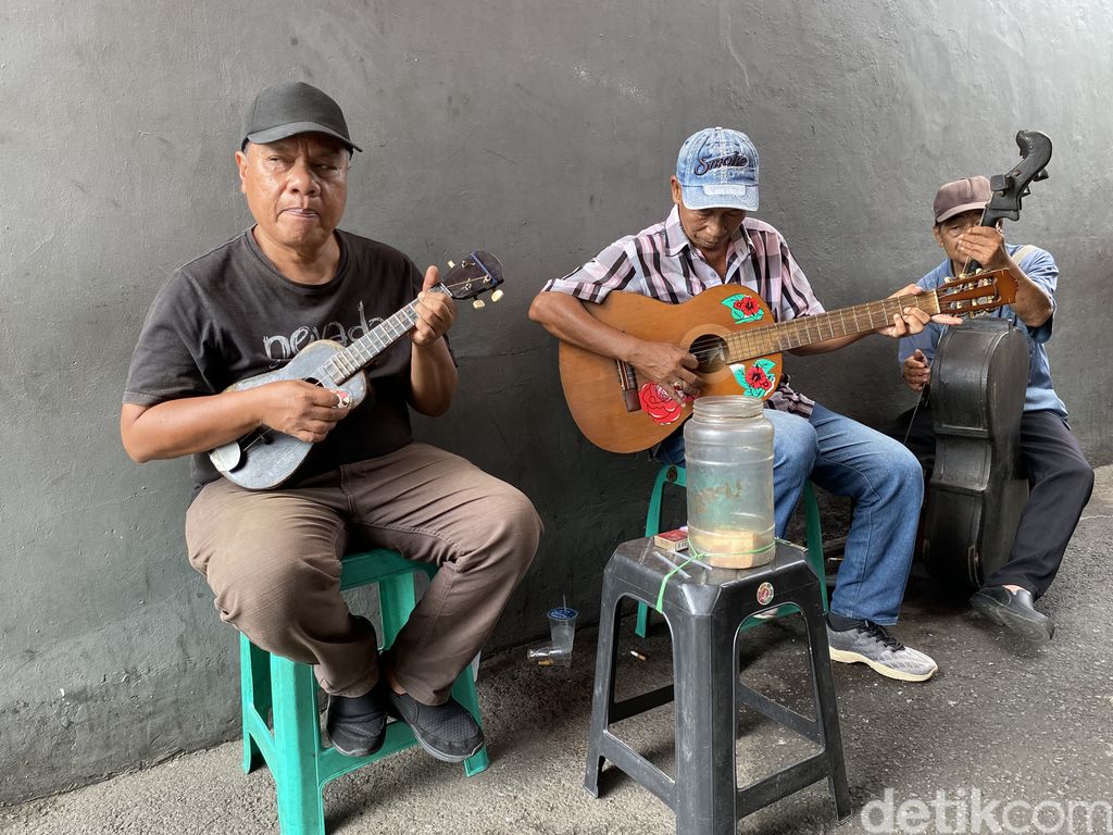 Warung makan Sate Keroncong yang tersembunyi di dekat Pasar Jatinegara.