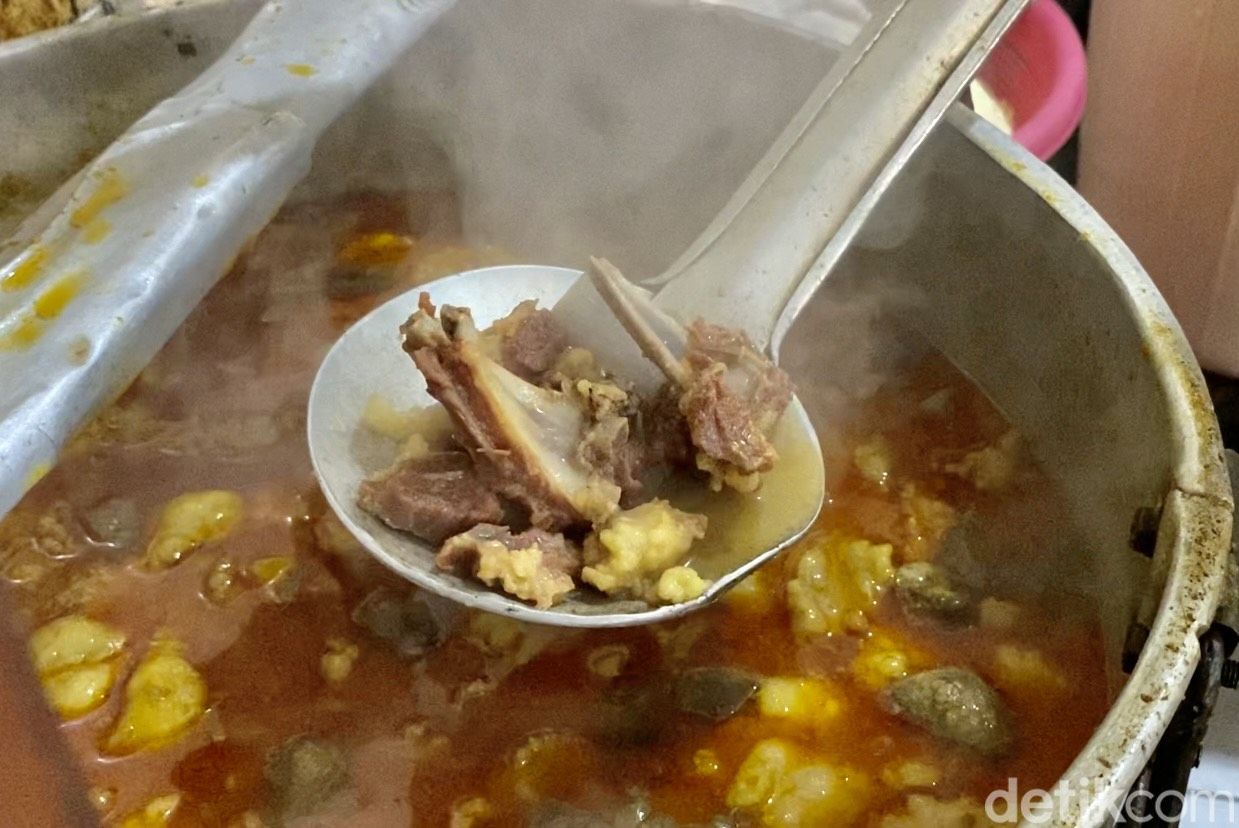 Warung makan Sate Keroncong yang tersembunyi di dekat Pasar Jatinegara.