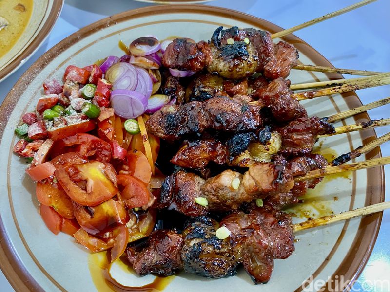 Warung makan Sate Keroncong yang tersembunyi di dekat Pasar Jatinegara.