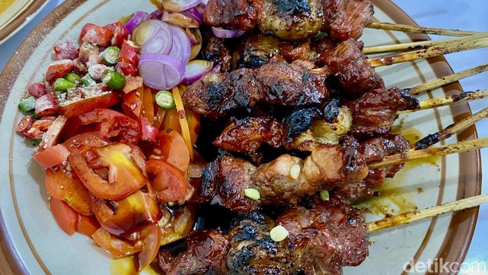 Warung makan Sate Keroncong yang tersembunyi di dekat Pasar Jatinegara.