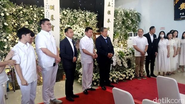 Mantan Presiden Susilo Bambang Yudhoyono melayat komisaris sekaligus istri pendiri PT Sri Rejeki Isman (Sritex) Susyana Lukminto di rumah duka Tiong Ting, Solo.