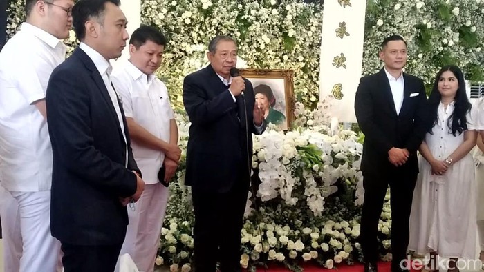 Mantan Presiden Susilo Bambang Yudhoyono melayat komisaris sekaligus istri pendiri PT Sri Rejeki Isman (Sritex) Susyana Lukminto di rumah duka Tiong Ting, Solo.