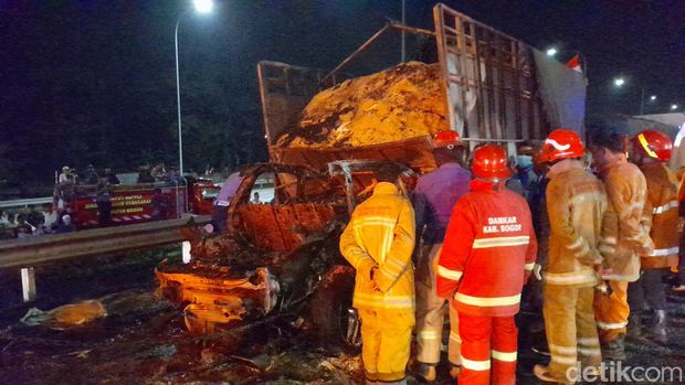 Sedan Porsche menabrak truk di KM 42.800 Tol Jagorawi arah Bogor hingga terbakar dan mengakibatkan pengemudi tewas.