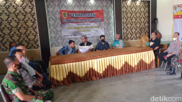 Keluarga peserta seleksi perangkat desa bertemu TP3D Desa Serenan