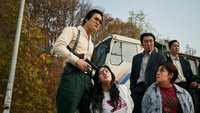 Seoul Vibe menyajikan karakter hingga busana penuh warna khas tahun 80-an. Foto: Song Kyungsub/Netflix/Song Kyungsub/Netflix