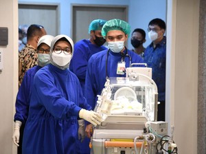 Potret Iriana Jokowi Gendong Cucu Kelima Menggunakan Jarik Batik