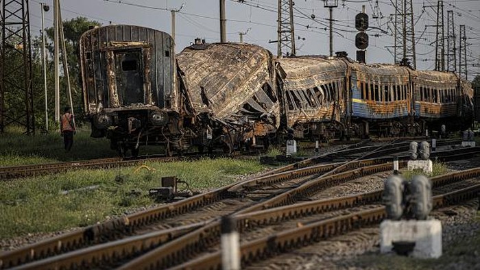 Stasiun Kereta Ukraina Dirudal Rusia, 25 Orang Tewas CHAPLYNE, UKRAINE - AUGUST 25: A general view of the Ukrainian railway station damaged by a Russian missile strike in Chaplyne, Dnipropetrovsk Oblast, Ukraine on August 25, 2022. At least 25 people have been killed in a Russian rocket attack on the Chaplyne railway station as Ukraine marked its Independence Day. (Photo by Metin Aktas/Anadolu Agency via Getty Images)