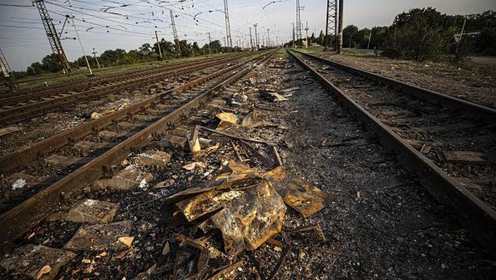 CHAPLYNE, UKRAINE - AUGUST 25: A general view of the Ukrainian railway station damaged by a Russian missile strike in Chaplyne, Dnipropetrovsk Oblast, Ukraine on August 25, 2022. At least 25 people have been killed in a Russian rocket attack on the Chaplyne railway station as Ukraine marked its Independence Day. (Photo by Metin Aktas/Anadolu Agency via Getty Images)