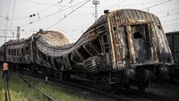 Kondisi gerbong yang hancur dihantam bom. Di hari kemerdekaan ini, tepat enam bulan Rusia membombardir Ukraina. Warga setempat pun merasakan ironi karena tak dapat merayakannya dengan merdeka.  