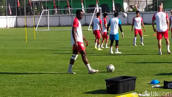 Striker Naturalisasi PSM Makassar Donald Bissa mengikuti latihan dengan lutut kaki kirinya dibalut perban.