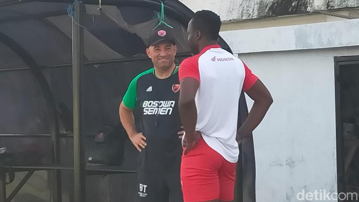 Striker Naturalisasi PSM Makassar Donald Bissa mengikuti latihan dengan lutut kaki kirinya dibalut perban.