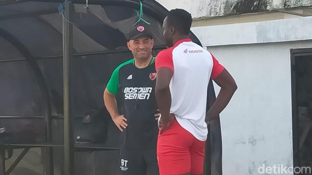 Striker Naturalisasi PSM Makassar Donald Bissa mengikuti latihan dengan lutut kaki kirinya dibalut perban.