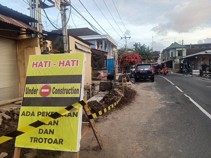 Suasana di Jalan Sutoyo, Denpasar, Bali, Jumat (26/8/2022). Sebanyak 8 titik jalan dan jembatan di Kota Denpasar, Bali, diperbaiki selama tahun 2022 ini.