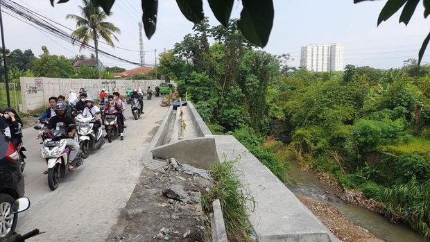 Tembok penahan tanah (TPT) atau tembok anti longsor di Jl Raya Cilebut Kota Bogor selesai.