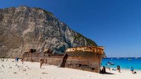 Keunikan kapal karam ini malah menjadi daya tarik bagi wisatawan domestik maupun mancanegara untuk berkunjung ke Pantai Navagio. Pantai ini memiliki pemandangan yang begitu indah, ditambah tebing kapur menjulang tinggi di sekelilingnya.