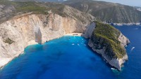Panorama Pantai Navagio menakjubkan, karena merupakan teluk kecil berpasir yang terisolasi, tapi sangat indah.