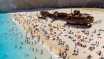 Terhipnotis Keindahan Pantai Kapal Karam di Yunani