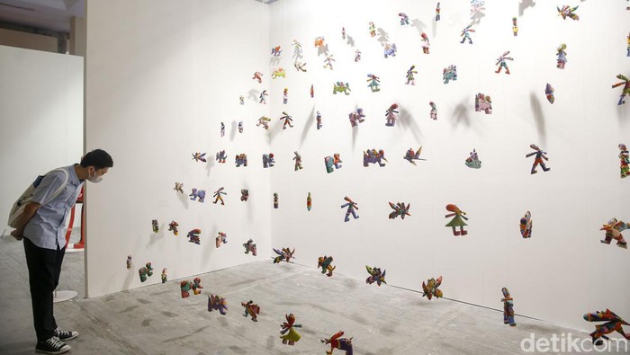 Terpukau Ragam Instalasi di Art Jakarta 2022 Art Jakarta 2022 kembali digelar Jakarta Convention Center (JCC), Jumat (26/8/2022). Pameran ini didaulat menjadi pembuka pekan seni rupa internasional lho.