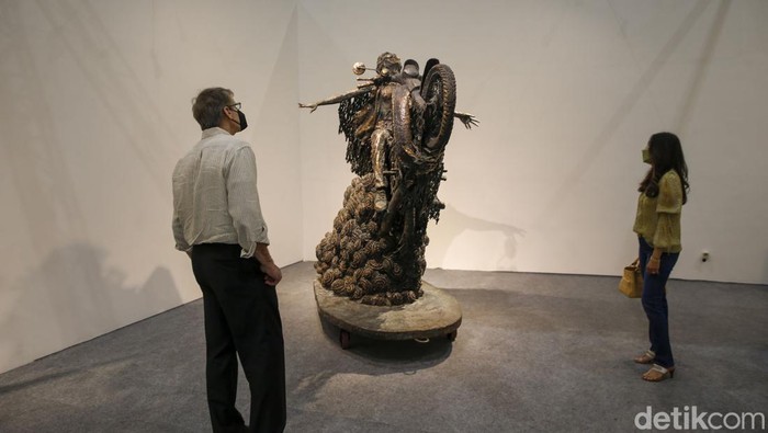 Terpukau Ragam Instalasi di Art Jakarta 2022 Art Jakarta 2022 kembali digelar Jakarta Convention Center (JCC), Jumat (26/8/2022). Pameran ini didaulat menjadi pembuka pekan seni rupa internasional lho.